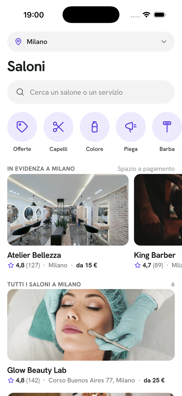 Un cliente cerca un salone nella sua zona